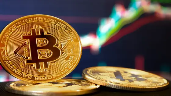 بيتكوين تستعيد بعض خسائرها وسط تدفقات استثمارية قياسية